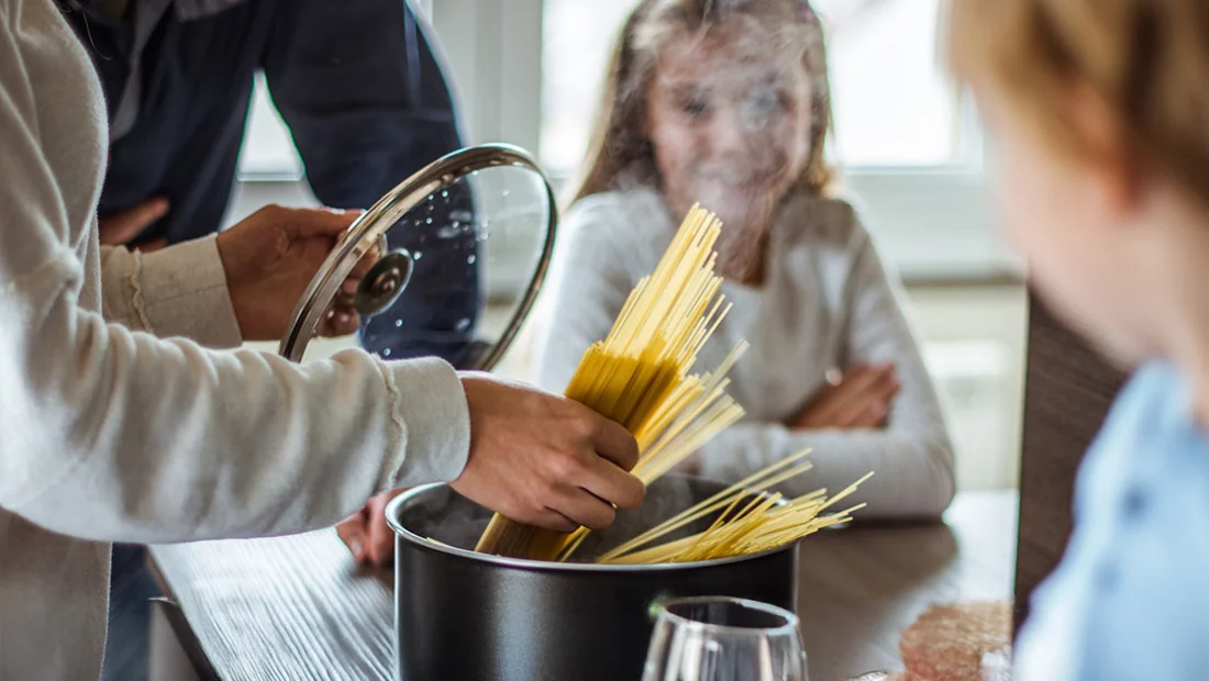 Lektion i hem- och konsumenkunskap där en elev kokar pasta